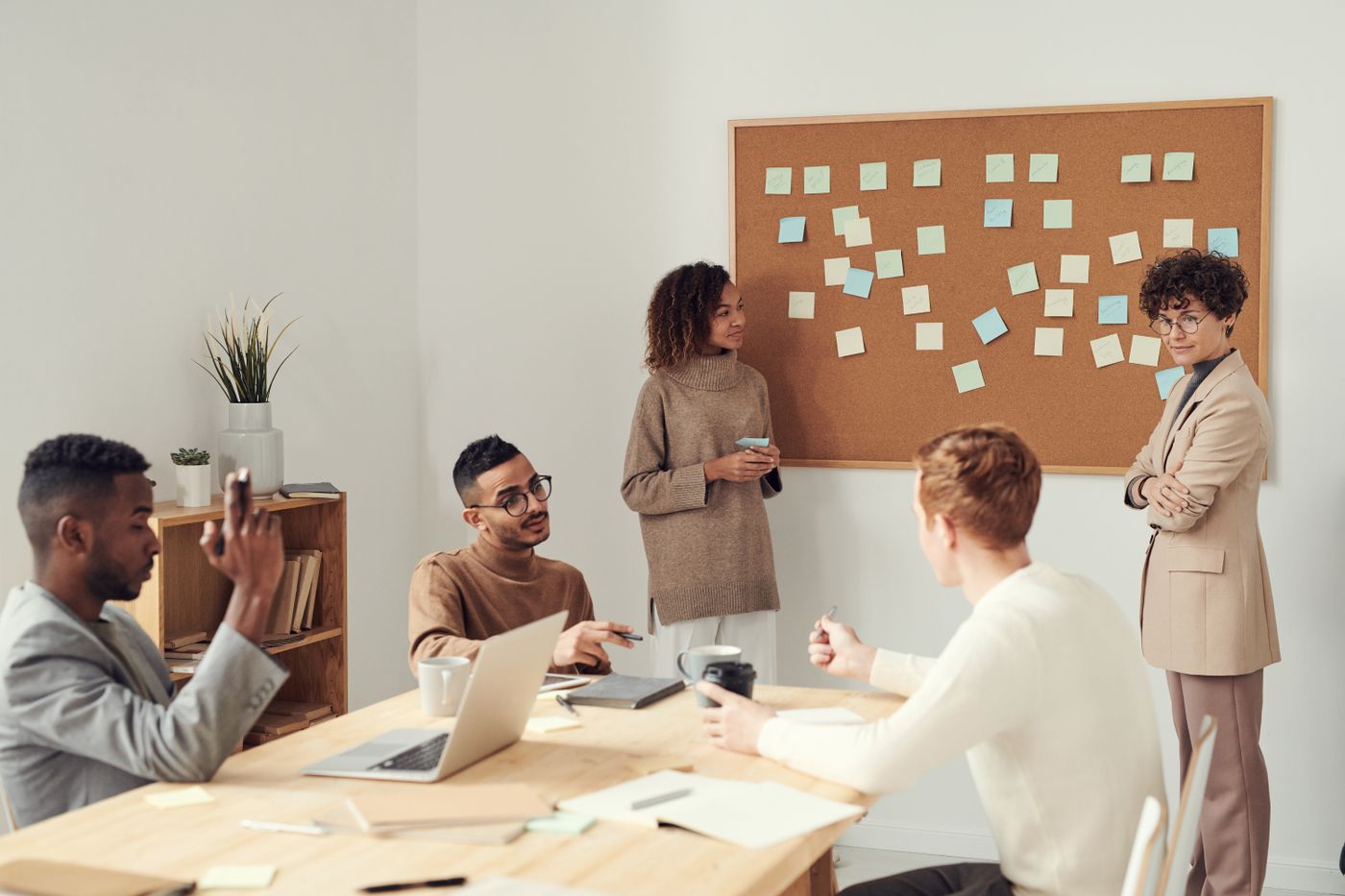 Equipo de finanzas empresariales en reunión de consultoría